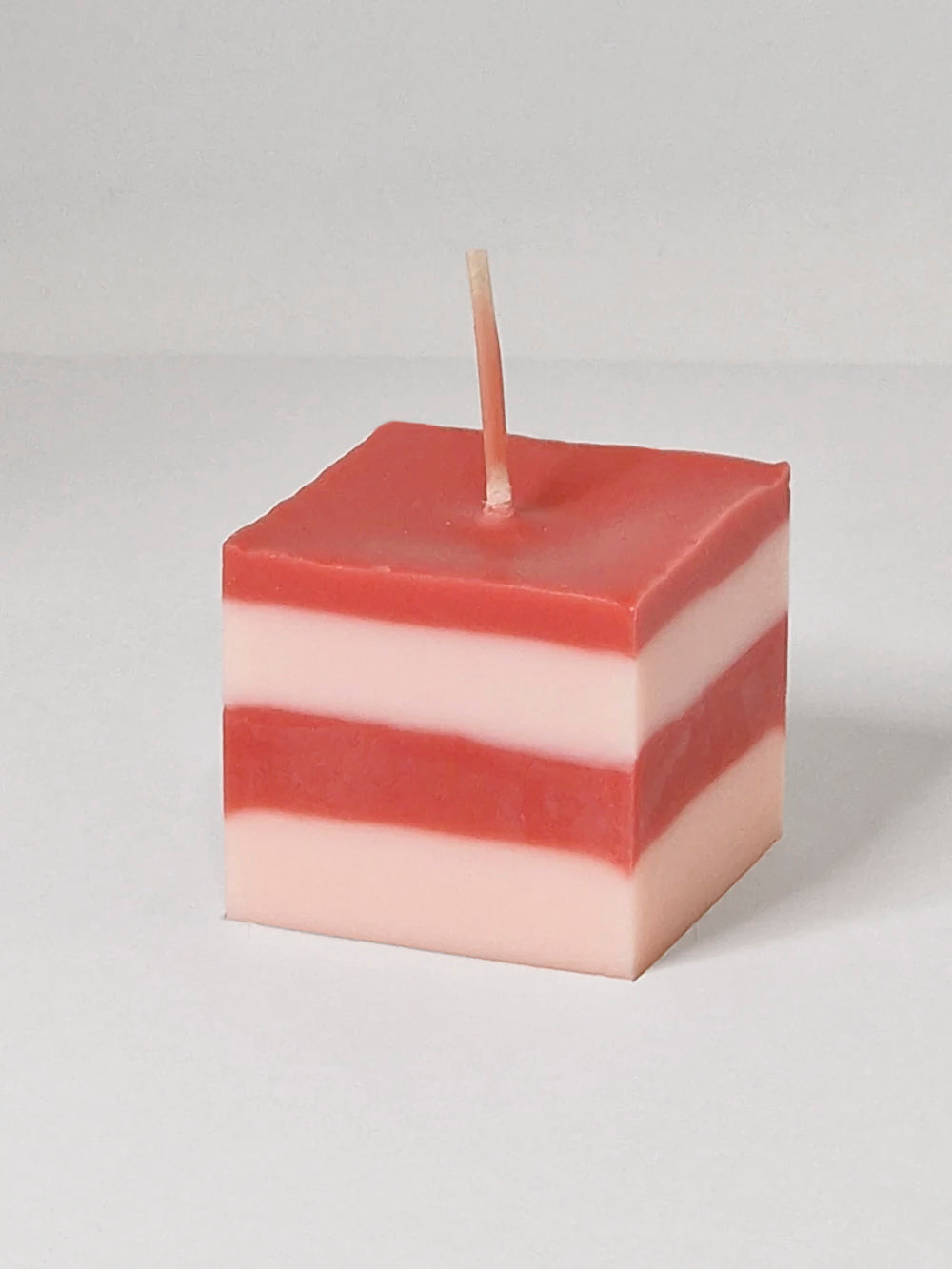 Cube - vierkant koolzaadwas kaarsje rood, roze