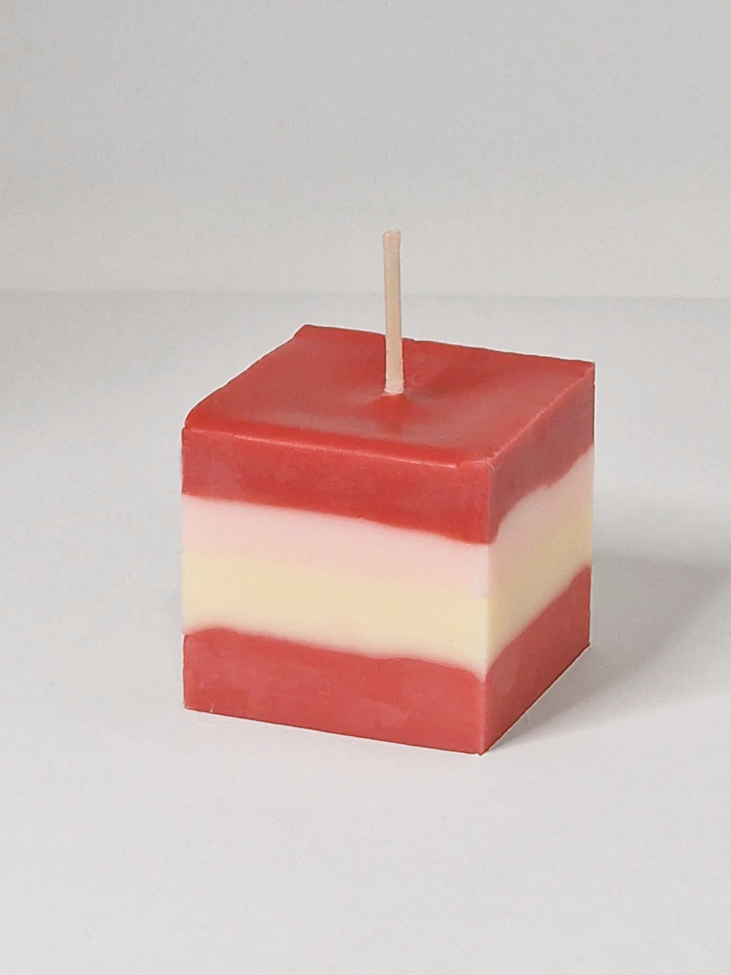 Cube - vierkant koolzaadwas kaarsje Rood, roze, ivoor
