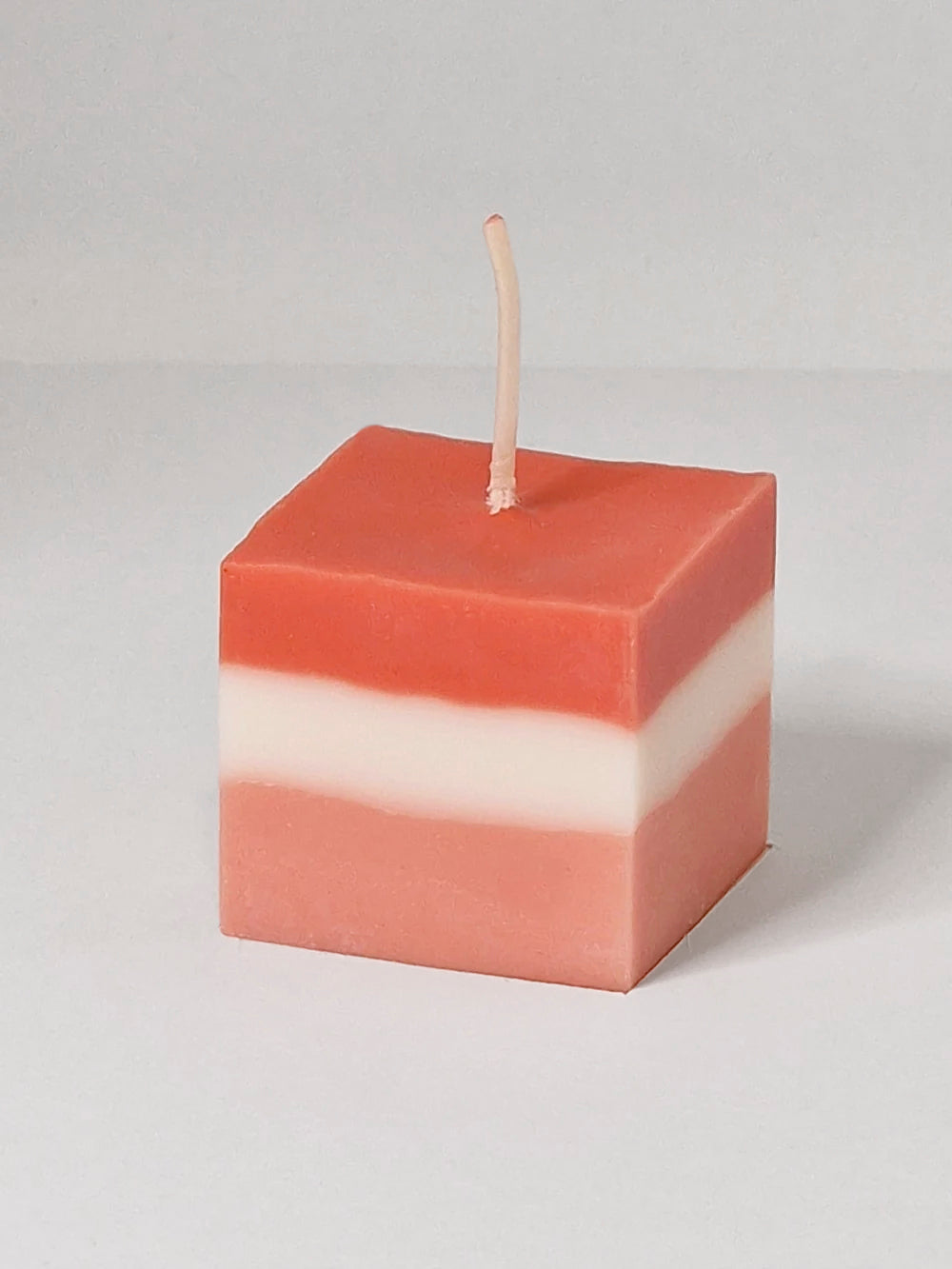Cube - vierkant koolzaadwas kaarsje rood, wit, licht rood