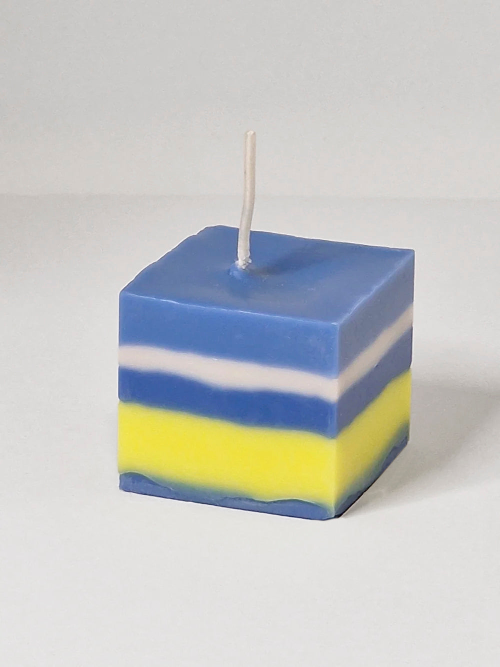 Cube - vierkant koolzaadwas kaarsje blauw, wit, geel