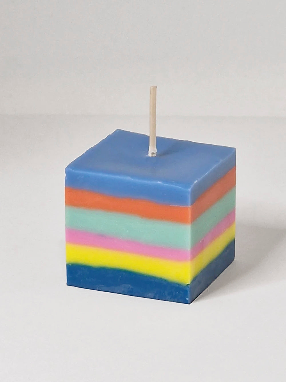 Cube - vierkant koolzaadwas kaarsje regenboog