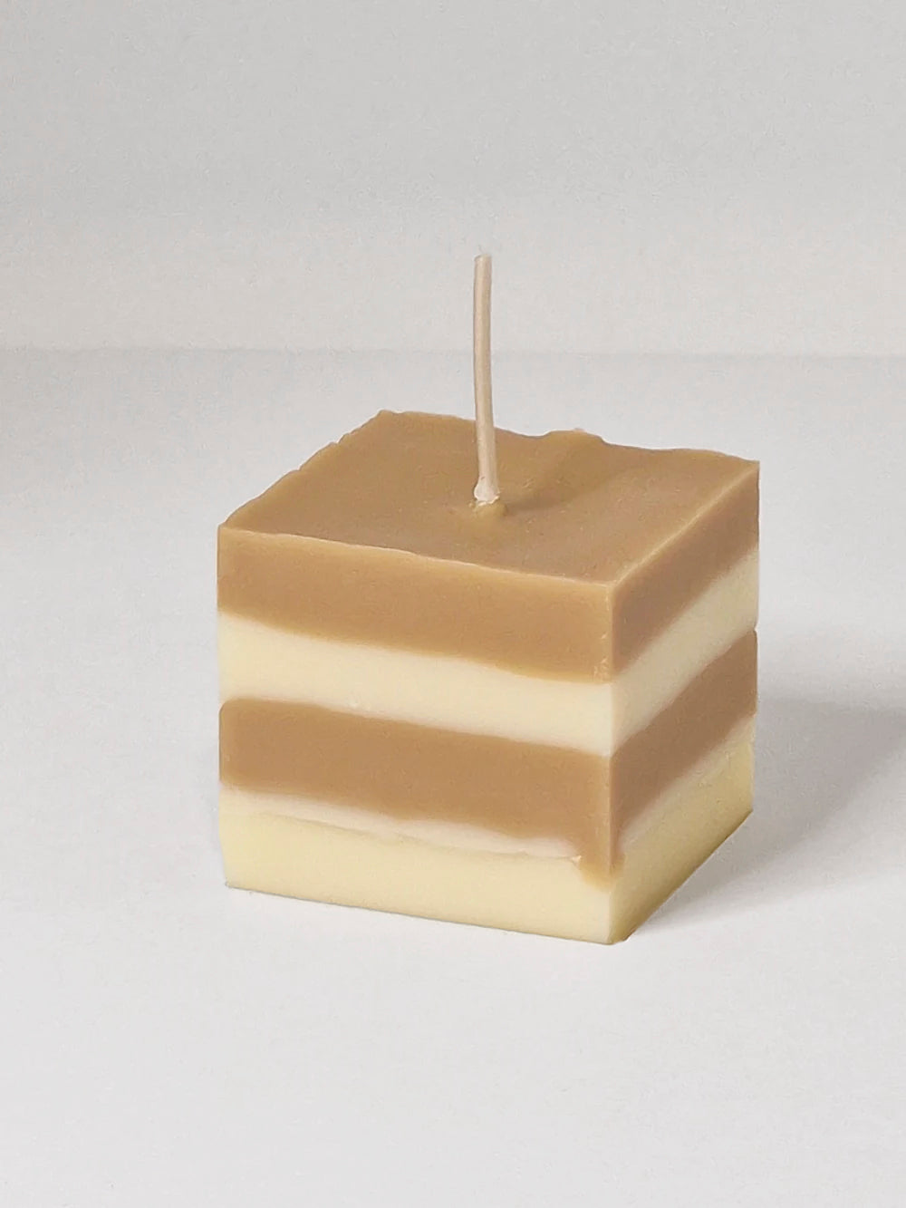Cube - vierkant koolzaadwas kaarsje caramel, ivoor