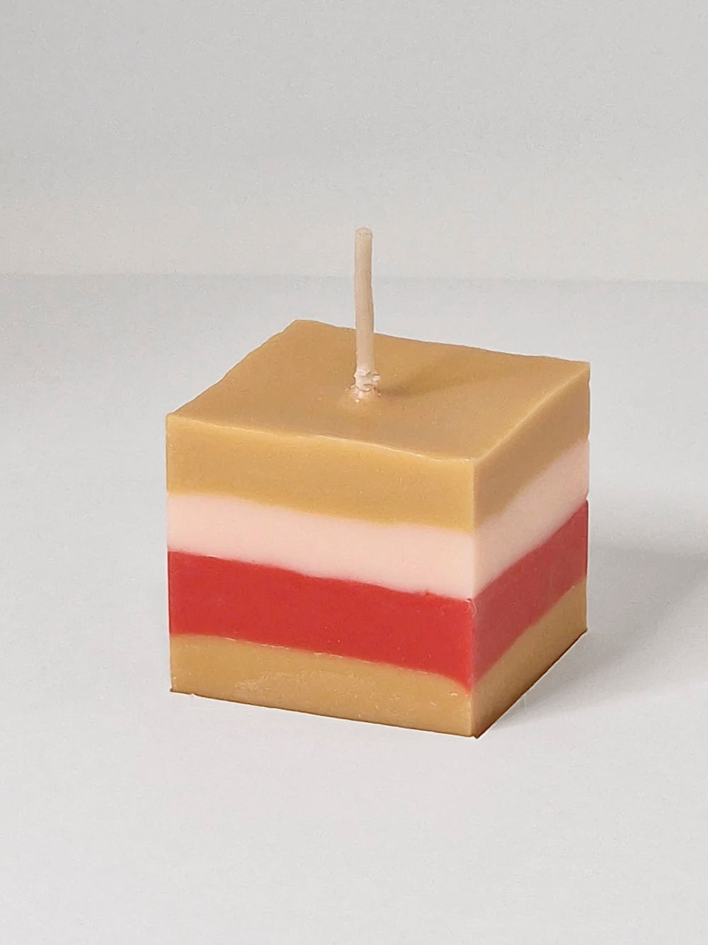 Cube - vierkant koolzaadwas kaarsje caramel, ivoor, ruby rood