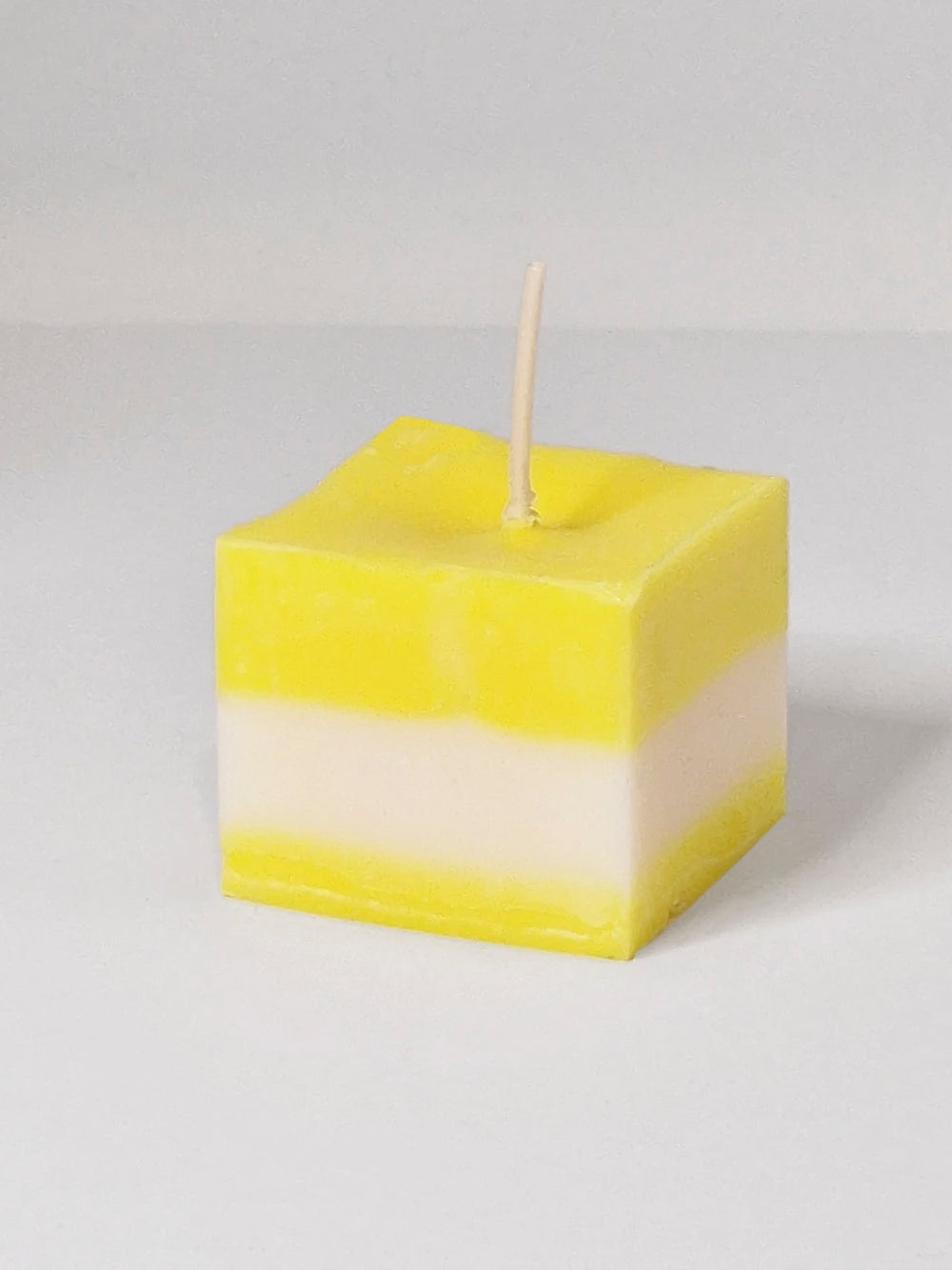 Cube - vierkant koolzaadwas kaarsje Wit, geel