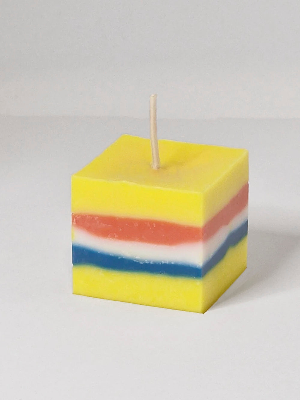 Cube - vierkant koolzaadwas kaarsje rood wit blauw,  geel