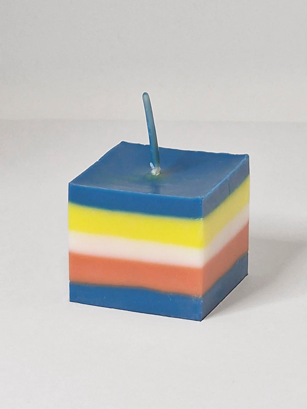 Cube - vierkant koolzaadwas kaarsje wit, blauw, oranje, geel